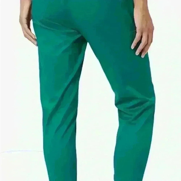 Amazon Essentials Women's Slim Fit Jogger Scrub Pant - Picture 2 of 4